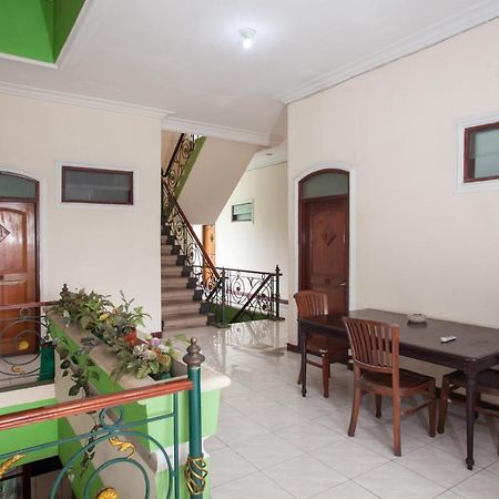 RedDoorz @ Genteng Surabaya 2 Bagian luar foto