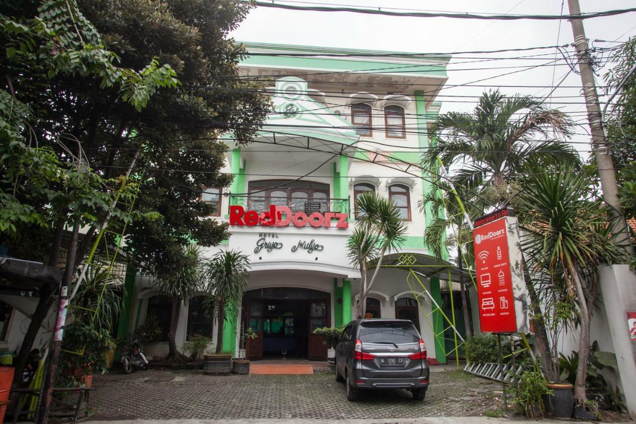 RedDoorz @ Genteng Surabaya 2 Bagian luar foto
